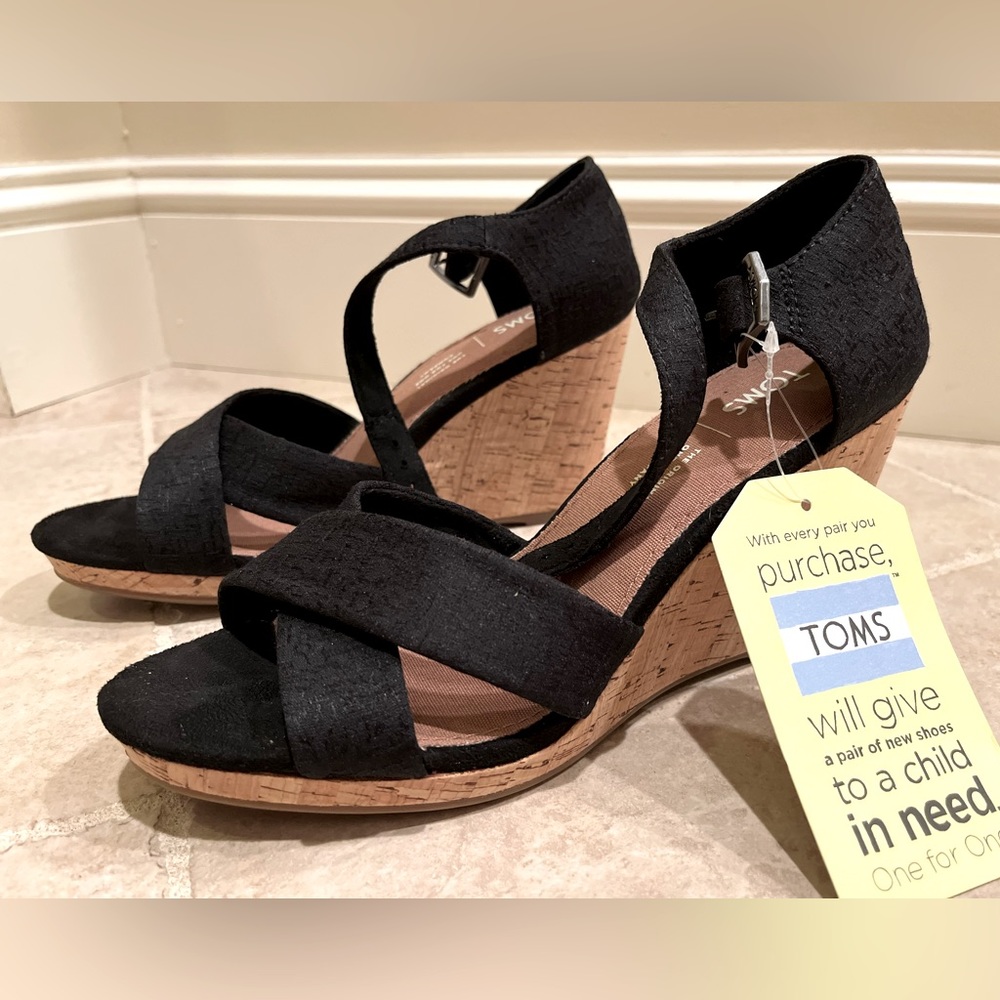NWT TOMS black wedge sandal